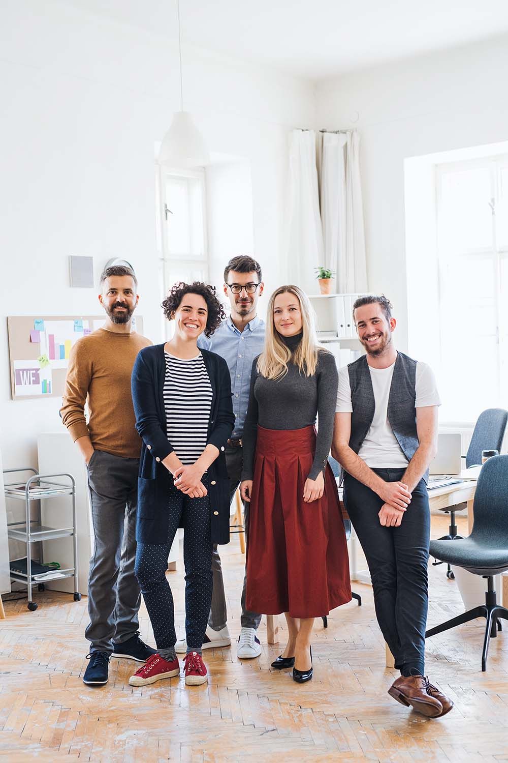 a portrait of group of young businesspeople standi fzbu8q4.jpg